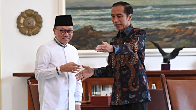 Presiden Joko Widodo menerima kedatangan Ketua MPR Zulkifli Hasan di Istana Bogor. Foto: Antara/Akbar Nugroho Gumay