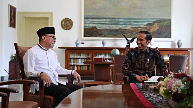 Presiden Joko Widodo berbincang dengan Ketua MPR Zulkifli Hasan di Istana Bogor. Foto: Antara/Akbar Nugroho Gumay