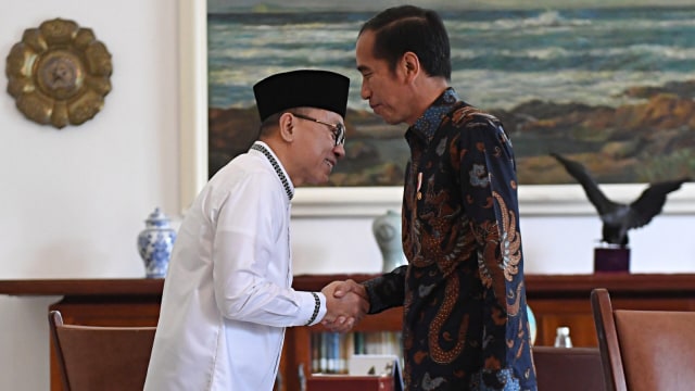 Presiden Joko Widodo menerima kedatangan Ketua MPR Zulkifli Hasan di Istana Bogor. Foto: Antara/Akbar Nugroho Gumay