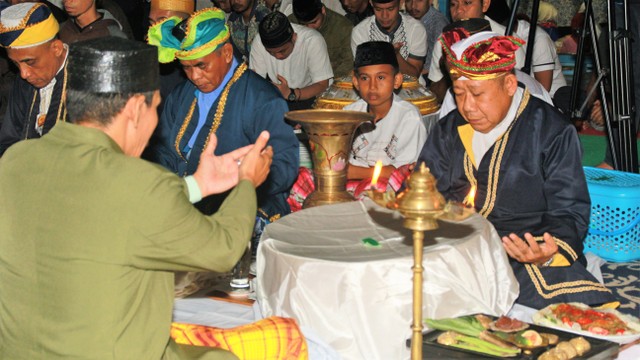 Imam Masjid Agung Keraton Buton, La Ode Zulkifli, memimpin doa sebelum sahur bersama dimulai. Foto: Rusman/kendarinesiaid