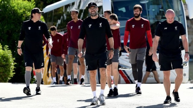 Juergen Klopp dan rekan-rekan berjalan menuju Marbella Training Camp. Foto: Dok. Liverpool FC/Andrew Powell