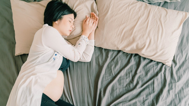 Ibu hamil anak kembar tertidur. Foto: Shutterstock