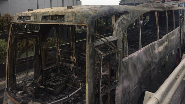 Kondisi kendaraan Brimob yang di rusak massa. Foto: Fachrul Irwinsyah/kumparan