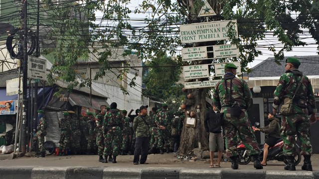 Personel TNI tenangkan masaa di Sekretariat DPP FPI di Petamburan, Jakarta. Foto: Raga Imam/kumparan