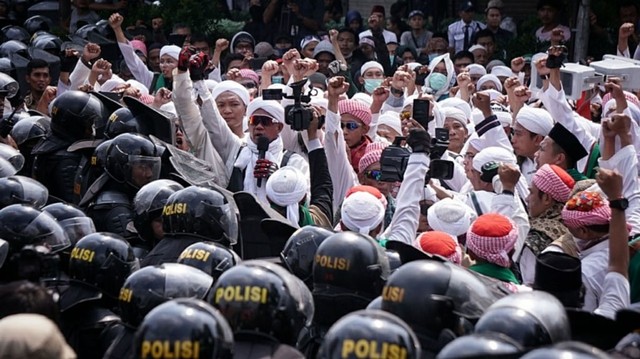 Demonstran menggelar aksi unjuk rasa di depan gedung Bawaslu, Jakarta, Rabu (22/5). Foto: Jamal Ramadhan/kumparan