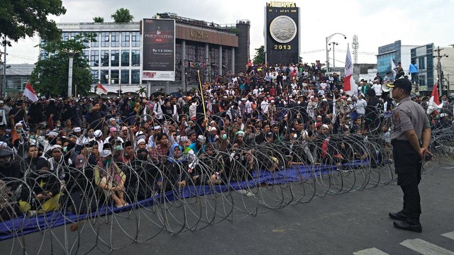 Massa dari berbagai organsiasi dan elemen mahasiswa memenuhi kantor Bawaslu Sumut. Foto: Rahmat Utomo/kumparan
