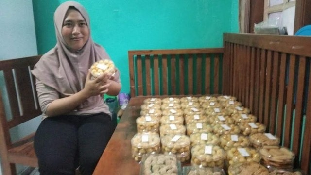 Profitana Wijayanti (32)  pembuat kue kering di Kelurahan Tempelan Kecamatan Blora