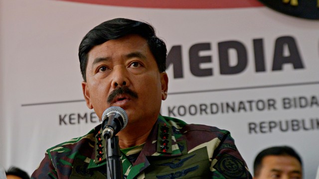 Panglima TNI Hadi Tjahjanto berbicara dalam konferensi pers terkait kerusuhan di Jakarta. Foto: Fanny Kusumawardhani/kumparan