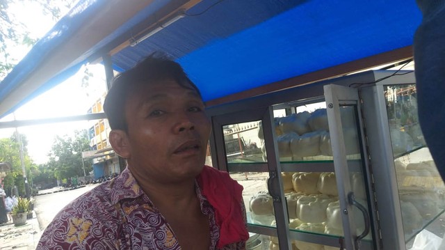 Aiman, pedagang bakpau keliling yang berjualan di sekitar Jalan Jati Baru, Jakarta Pusat, Rabu (22/5/2019). Foto: Fadjar Hadi/kumparan