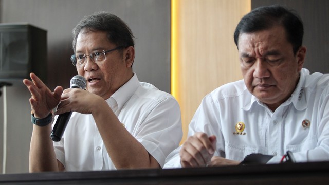 Menkominfo Rudiantara dan Kepala BIN Budi Gunawan menyampaikan perkembangan pascakerusuhan di Jakarta dini hari tadi. Foto: Antara/Dhemas Reviyanto