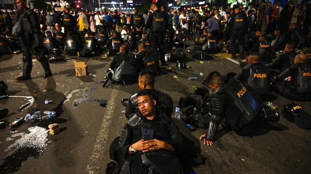 Suasana polisi saat menjaga gedung Bawaslu, Selasa (21/5). Foto: AFP/Adek Berry