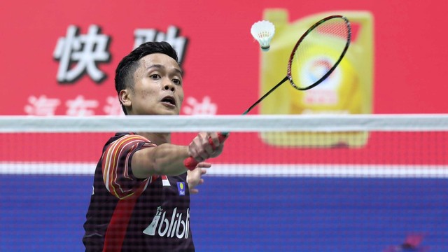Anthony Ginting bertanding melawan Viktor Axelsen (Denmark) di babak penyisihan grup Piala Sudirman 2019. Foto: Karina Nur Shabrina/kumparan