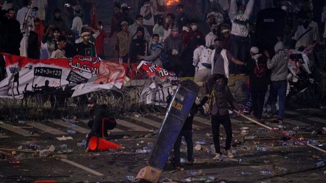 Kondisi kerusuhan di sekitar Bawaslu. Foto: Irfan Adi Saputra/kumparan