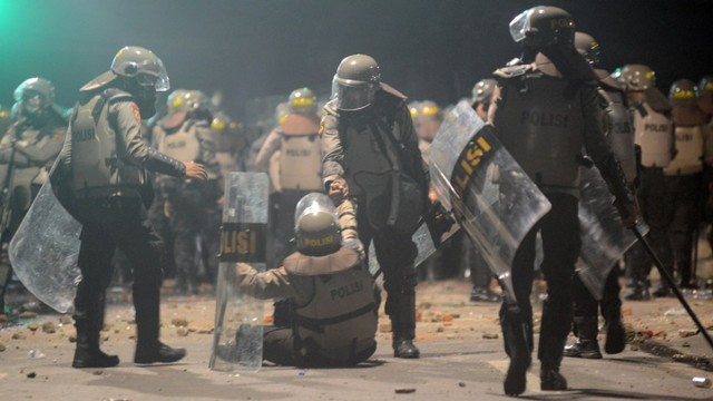 Personel Kepolisian beristirahat saat kericuhan Aksi 22 Mei yang terjadi di Jalan Brigjen Katamso, Slipi, Jakarta, Rabu (22/5). Foto: ANTARA FOTO/M Risyal Hidayat