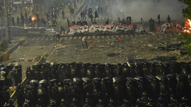 Sejumlah massa aksi terlibat kericuhan di depan gedung Bawaslu, Jakarta, Rabu (22/5). Foto: ANTARA FOTO/Nova Wahyudi