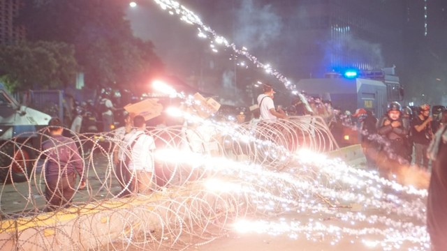Ledakan petasan oleh massa. Foto: Iqbal Firdaus/kumpaan