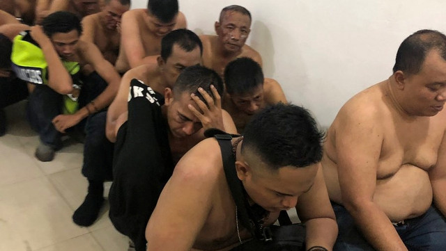 TNI-Polri mengamankan ratusan perusuh bayaran di Kawasan Thamrin. Foto: Twitter/@TMCPoldaMetro