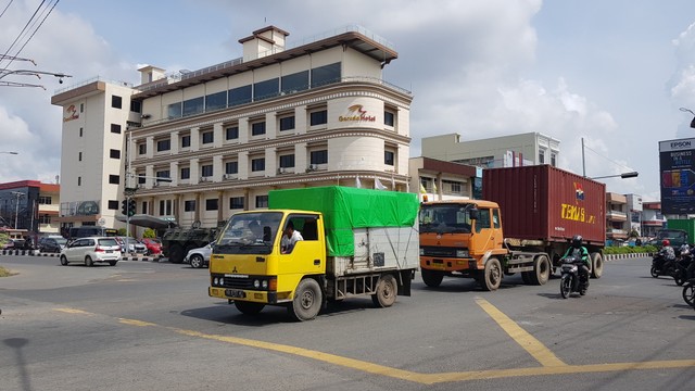 Warga beraktivitas di perempatan Hotel Garuda Pontianak, Kamis (23/5). Foto: Daddy Cavalero