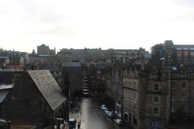 Pemandangan kota tua Edinburgh yang membawa aura sihir ala Harry Potter.