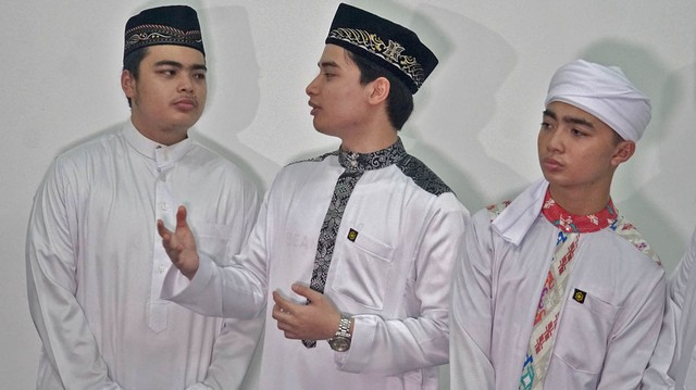 Putra Ust. Arifin Ilham, Muhammad Alvin Faiz, Muhammad Amer, dan Muhammad Azka memberikan keterangan pers atas meninggalnya sang ayah di Masjid Az Zikra, Bogor, Kamis (23/5). Foto: Fanny Kusumawardhani/kumparan