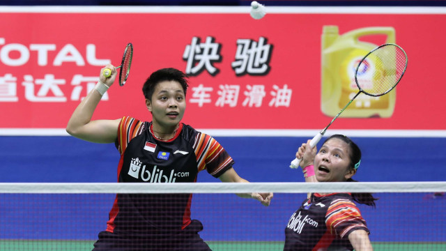 Greysia Polii/Apriyani Rahayu berusaha mengamankan shuttlecock dalam pertandingan di Piala Sudirman 2019. Foto: Dok. PBSI