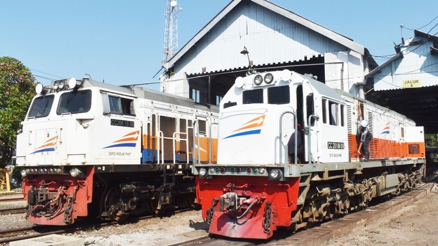 Petugas melakukan perawatan lokomotif di Dipo Lokomotif Stasiun Kereta Api (KA) Madiun, Jawa Timur, Kamis (23/5). Foto: ANTARA FOTO/Siswowidodo