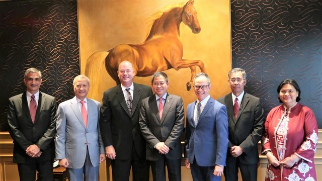 Menteri ESDM Ignasius Jonan (tengah) dan CEO ConocoPhillips Ryan Lance (ke tiga dari kiri) . Foto: dok. Kementerian ESDM