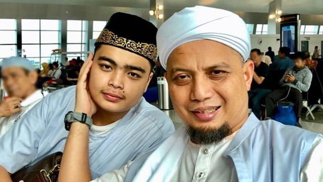Ustaz Arifin Ilham dan putranya, Ameer. Foto: instagram.com/ameer_azzikra