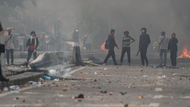 Massa aksi 22 Mei melakukan perlawanan ke arah petugas kepolisian. Foto: Antara/Aprillio Akbar