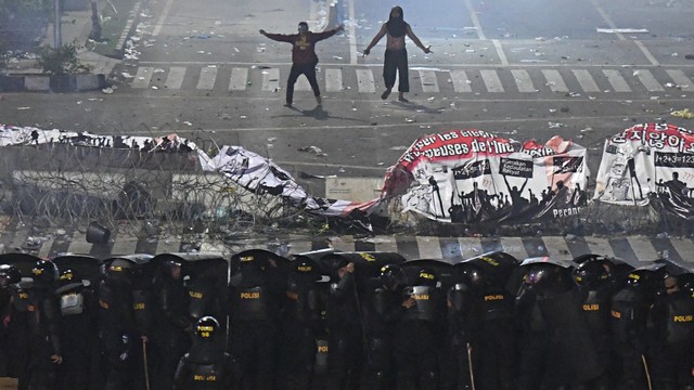 Sejumlah massa Aksi 22 Mei terlibat kericuhan di depan gedung Bawaslu, Jakarta. Foto: ANTARA FOTO/Akbar Nugroho Gumay