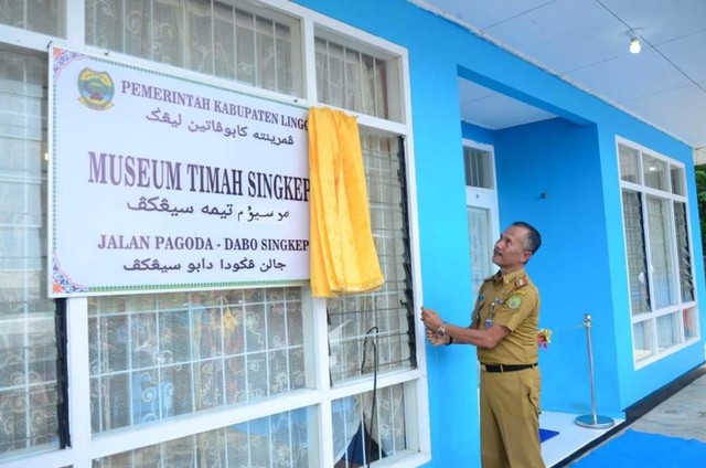 Asisten I, Yusrizal, mewakili Bupati Lingga meresmikan Museum Timah Singkep, Kamis (23/5). Foto: Istimewa