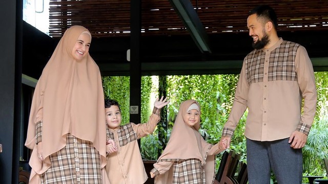 Shireen Sungkar dan keluarga. Foto: Instagram @kataloggeraihawa