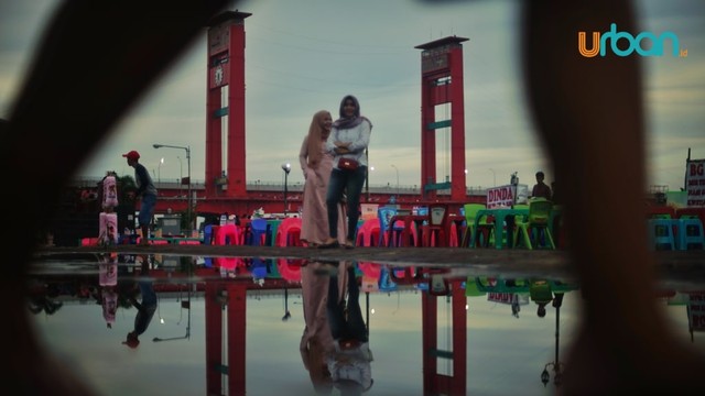 Sejumlah anak muda yang tengah menikmati suasana sore di Pelataran Benteng Kuto Besak ( BKB ) Kamis ( 23/5 ) Foto : abp/Urban Id