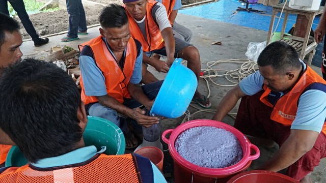 Warga binaan Lapas saat mengikuti program Daur Ulang Kertas. Foto: Dok. Pertamina