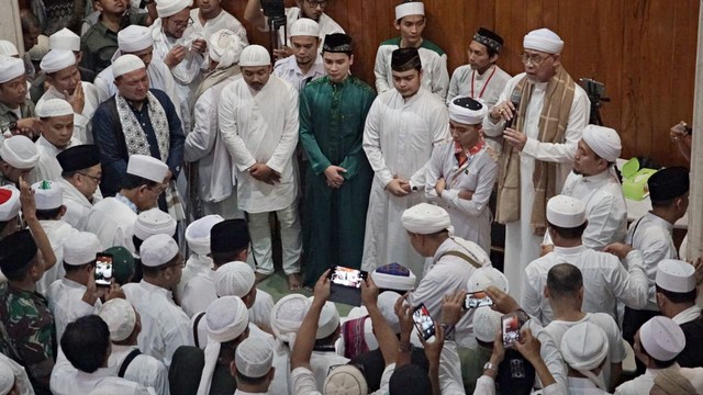 Suasana salat jenazah Ustaz Arifin Ilham di masjid Az Zikra. Foto: Fanny Kusumawardhani/kumparan