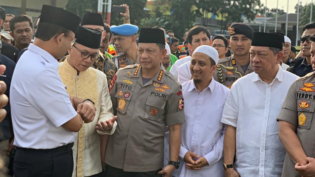 Sejumlah tokoh saat menunggu kedatangan jenazah Ustaz Arifin Ilham di Bandara Halim. Foto: Dok. Fdhil/daq