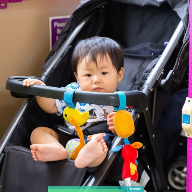 Ilustrasi bayi naik kendaraan umum Foto: Shutter Stock