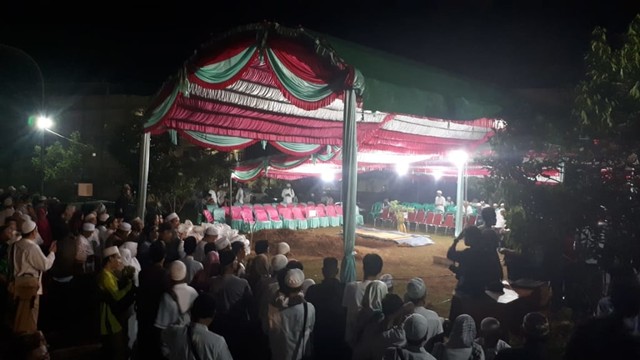 Jemaah telah berkumpul di tempat pemakaman Ustaz Arifin Ilham. Foto: Aditia Noviansyah/kumparan