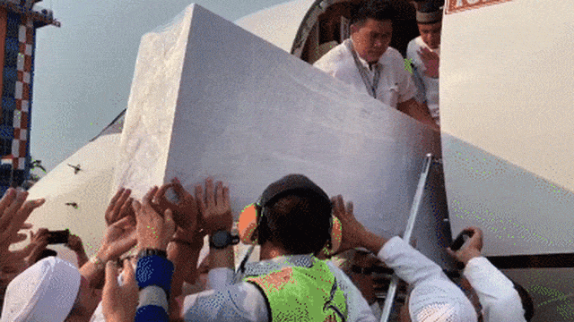 Jenazah Ustaz Arifin Ilham diturunkan dari pesawat Foto: kumparan