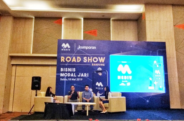 Honesti Basyir sedang menjelaskan tentang bisnis di aplikasi Mediv