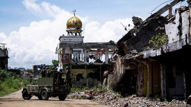 Sejumlah tentara saat berada di antara puing-puing bangunan di Marawi, Filipina. Foto: AFP/NOEL CELIS