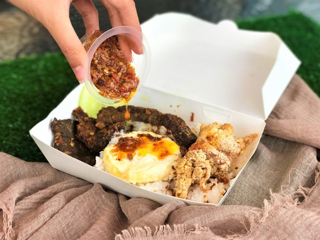 Nasi Garuk kulit dan paru Foto: Toshiko/Kumparan