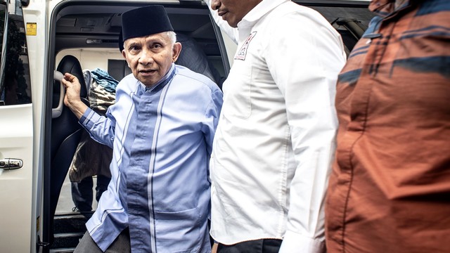 Dewan Pembina BPN Prabowo-Sandi, Amien Rais bersiap menjalani pemeriksaan di Direktorat Reserse Kriminal Umum Polda Metro Jaya, Jakarta, Jumat (24/5). Foto: ANTARA FOTO/Aprillio Akbar