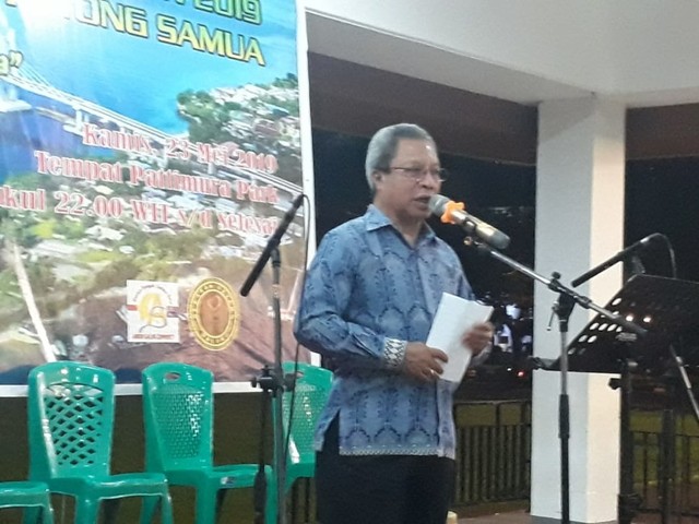 Sekda Kota Ambon:  A. G Latuheru. sedang menyampaikan sambutan Walikota Ambon di malam konser Ramadan (23/5). Dok: Lentera Maluku