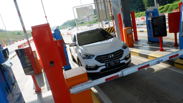 Pengemudi melakukan tapping e-toll Foto: Aditya Pratama Niagara/kumparan