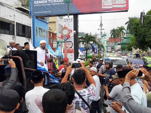 Puluhan orang dari Front Pembela Keadilan Maluku (FPKM) melakukan aksi untuk memperjuangkan keadilan pemilu, Jumat, (24/5). (Foto: ambonnesia)
