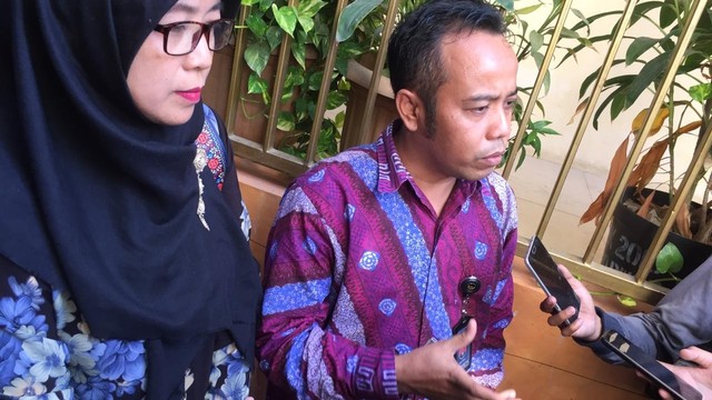 Komioner KPAI Sitti Hikmawaty dan Jasra Putra melayat ke rumahsalah satu korban tewas dalam kericuhan 22 Mei. Foto: Muhammad Darisman/kumparan