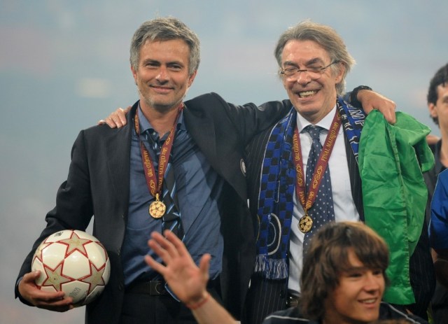 Jose Mourinho (kiri) saat menjuarai Liga Champions bersama Inter Milan. Foto: CHRISTOPHE SIMON / AFP