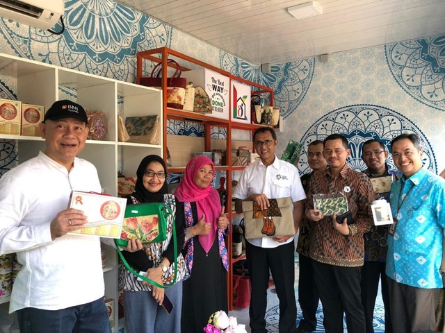 Direktur Utama BNI Syariah, Abdullah Firman Wibowo (paling kiri) dan SEVP Bisnis Ritel dan Jaringan BNI Syariah, Iwan Abdi (keempat dari kiri) dalam acara Halal Park di Gelora Bung Karno (GBK) di area kedatangan Terminal 3 Bandara Soekarno Hatta.