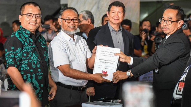 Ketua Tim Hukum BPN Bambang Widjojanto melakukan pendaftaran gugatan perselisihan hasil Pemilu 2019 di Gedung Mahkamah Konstitusi. Foto: Antara/Hafidz Mubarak A
